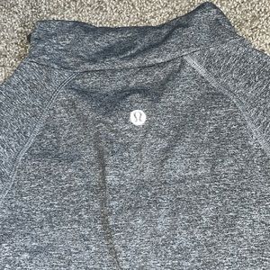 LULULMEON half zip with thumb holes. never worn. M but could fit S.